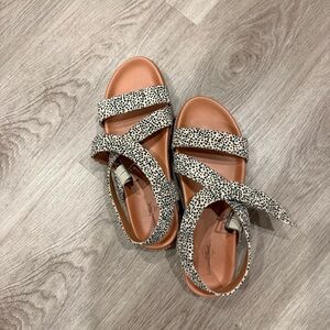 Universal thread leopard sandals